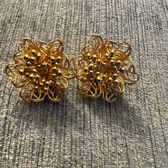 Vintage Gold Tone Clip -On Earrings! - Picture 7 of 16
